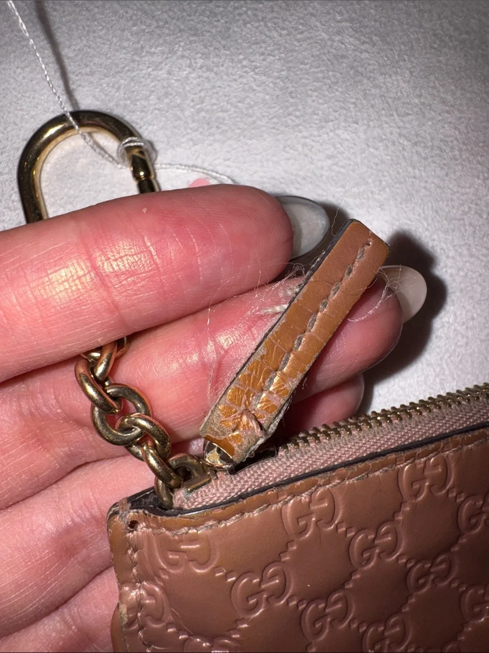 Gucci Metallic Rose Gold Embossed GG Key Pouch - Picture 2 of 5